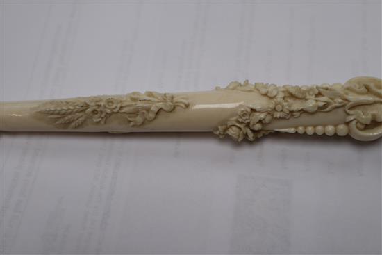 A 19th century Dieppe carved ivory parasol handle length 27.5cm